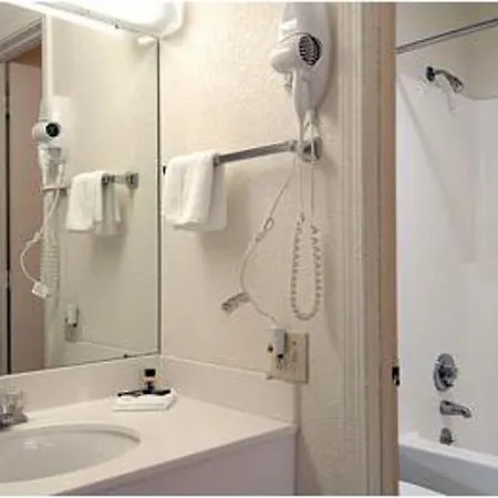 Travelodge By Wyndham Parkersburg Habitación foto